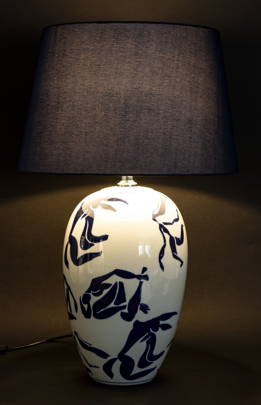 Šviestuvas su mėlynu gaubtu ir mėlynais motyvais