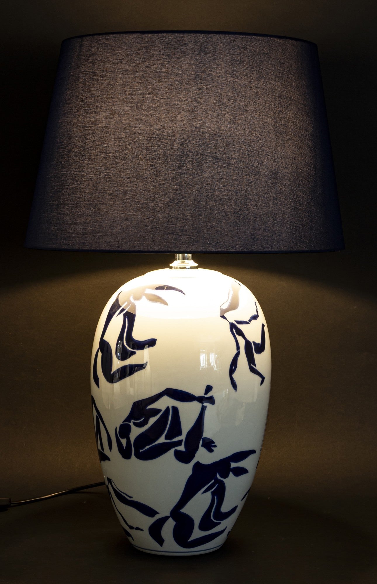 Šviestuvas su mėlynu gaubtu ir mėlynais motyvais