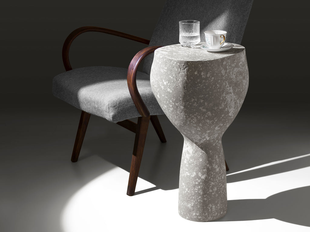 Rankų darbo šoninis staliukas