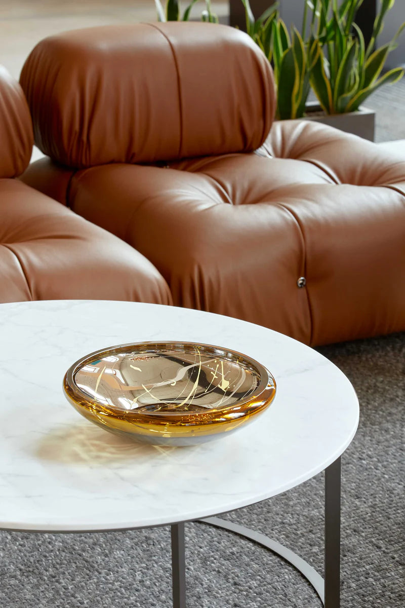 Plokščias gintaro spalvos dubuo su raštais