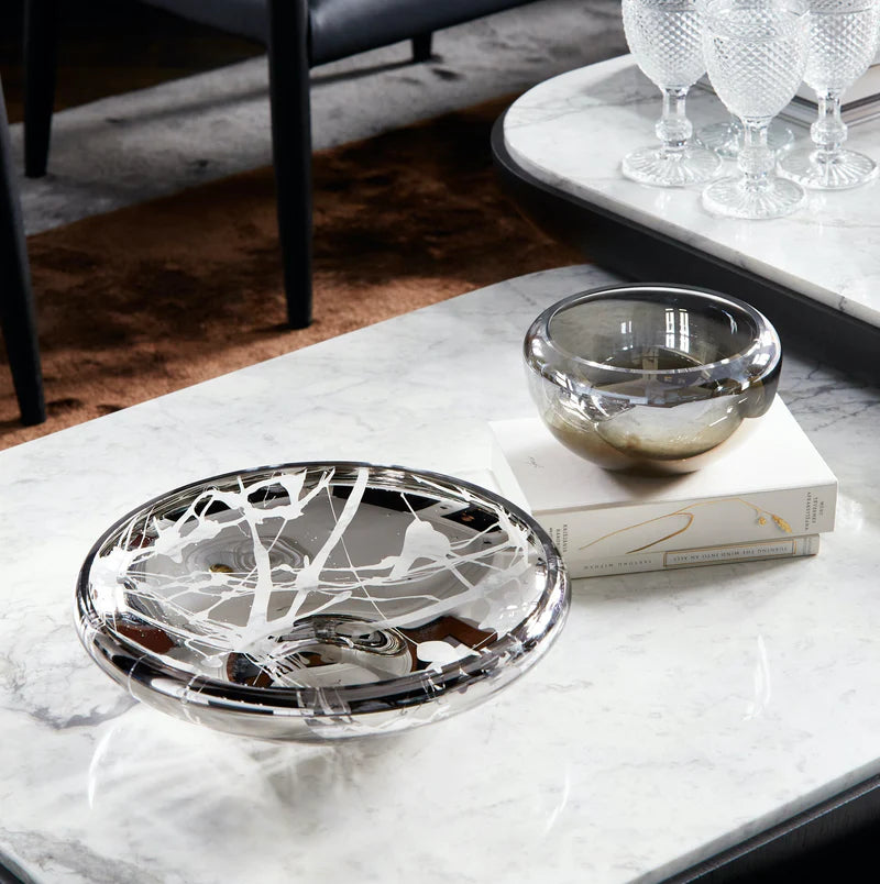 Plokščias sidabro spalvos dubuo su raštais