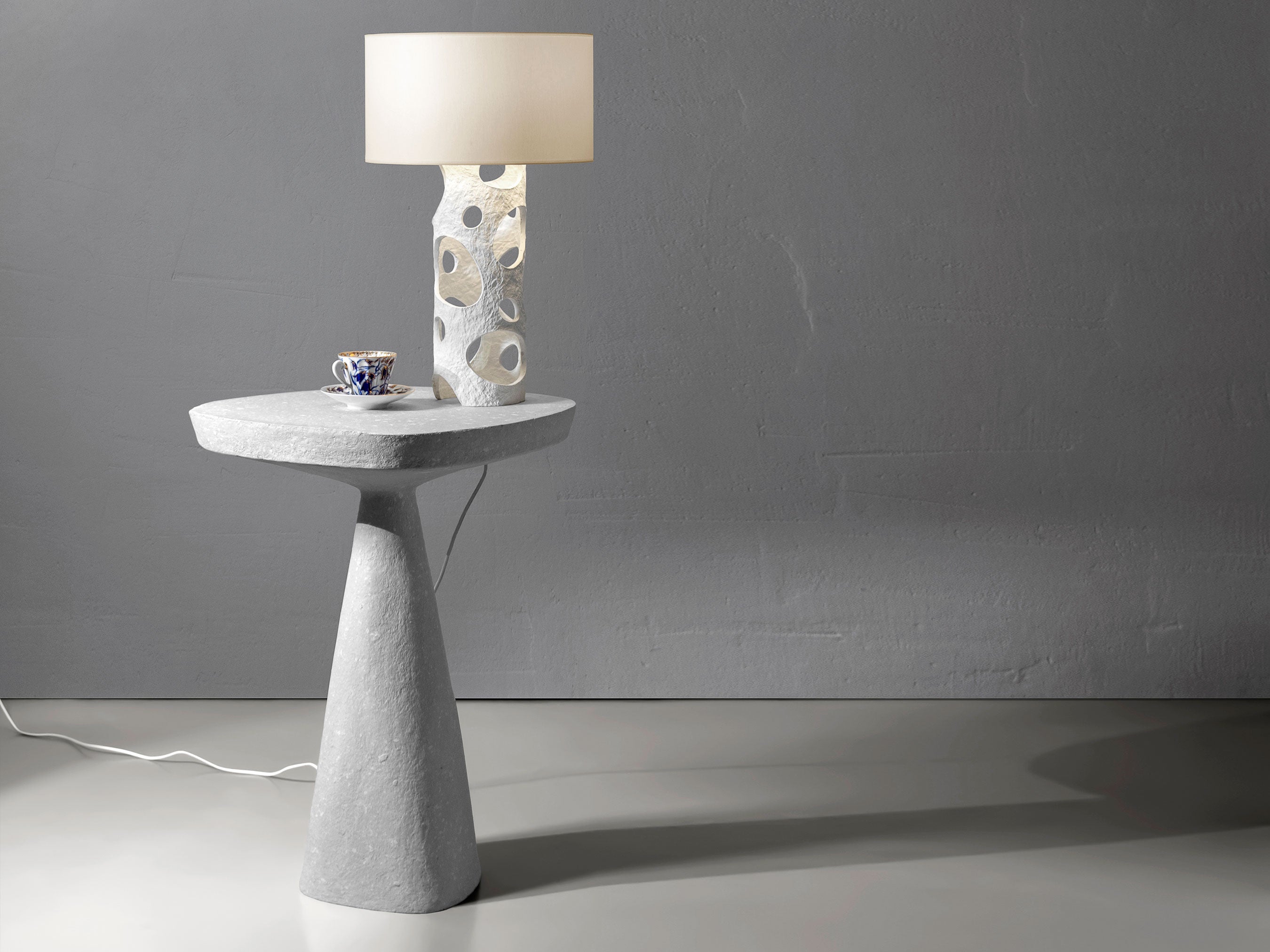 Rankų darbo aukštas šoninis staliukas „STONE“