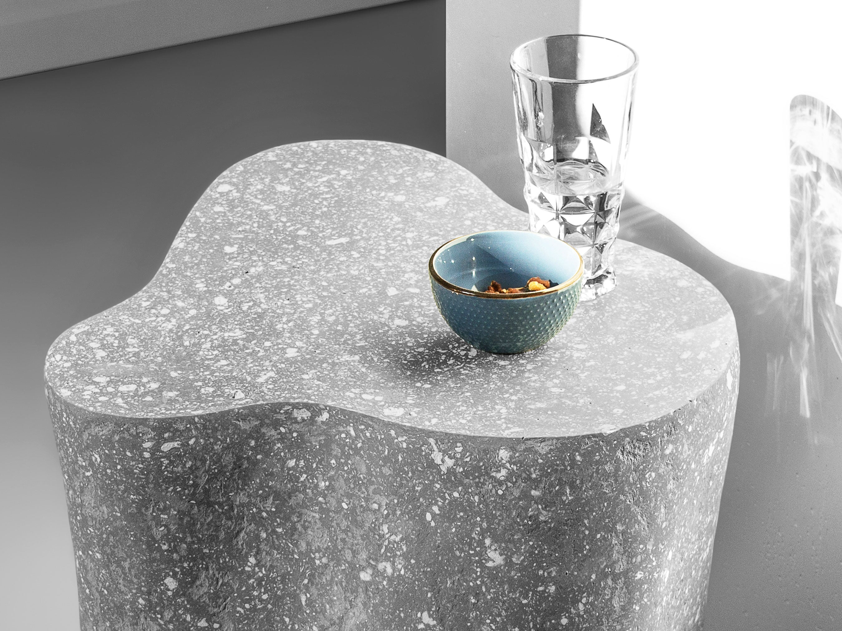 Rankų darbo kavos staliukas „STONE“