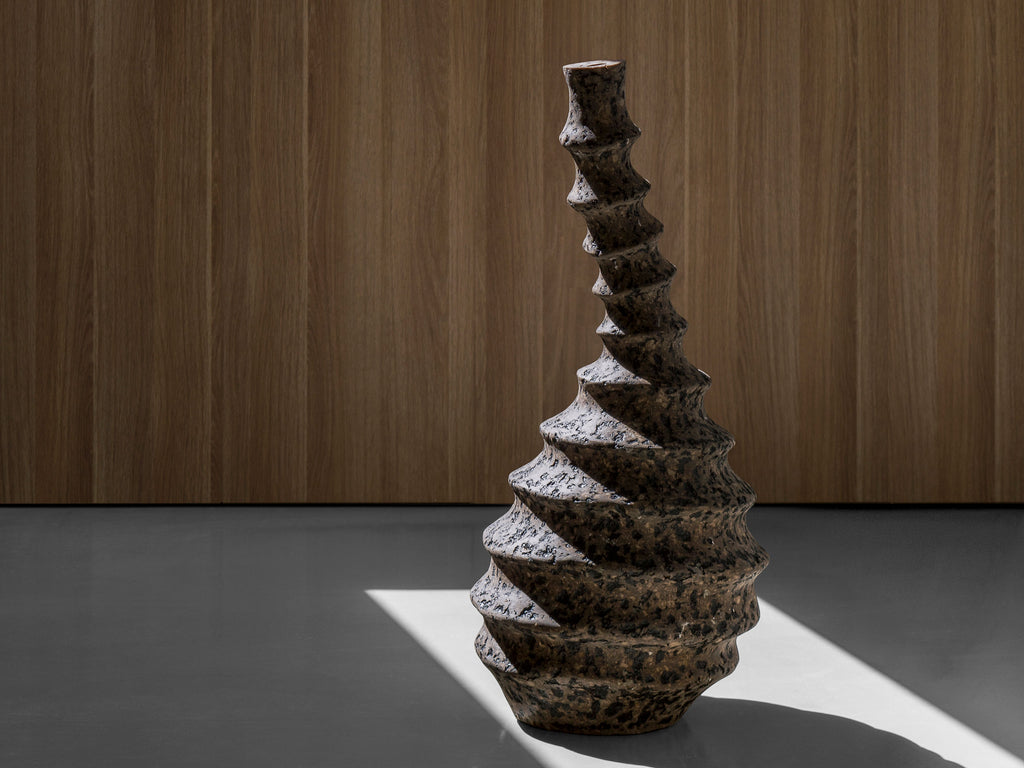 Lenkta skulptūrinė vaza