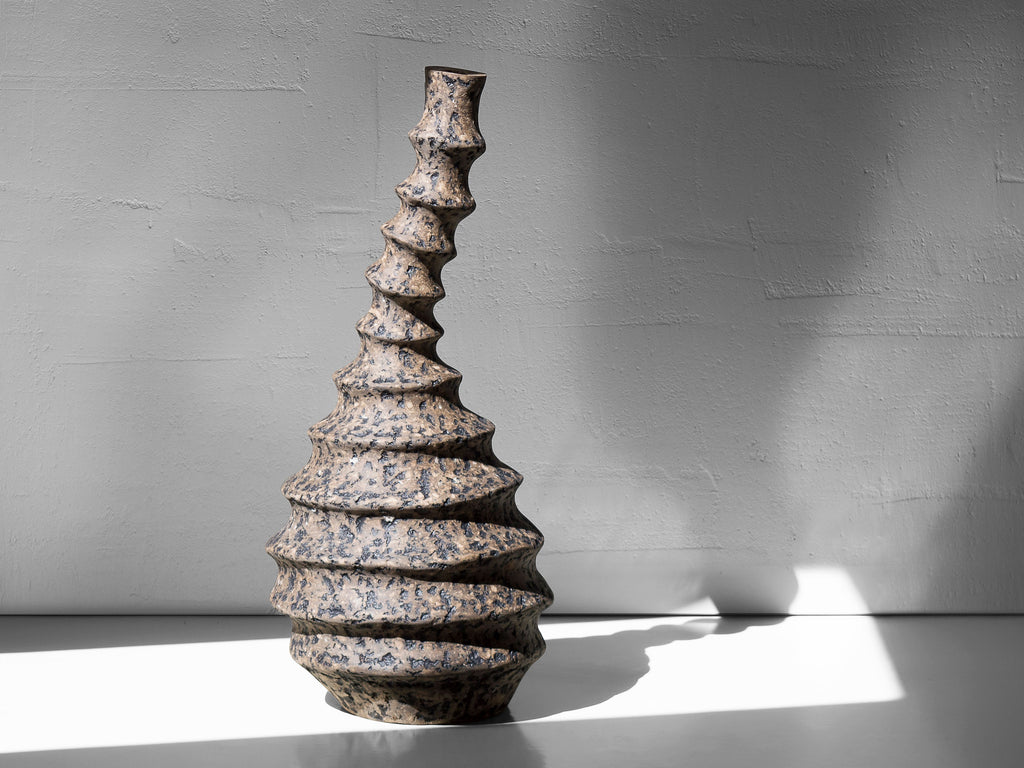 Lenkta skulptūrinė vaza