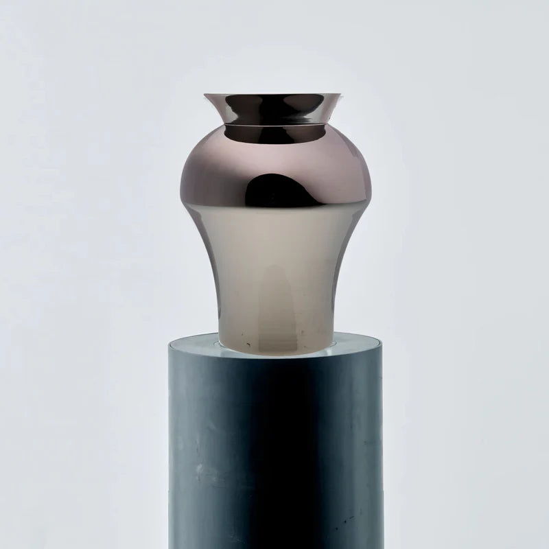 Sidabro spalvos stiklo vaza