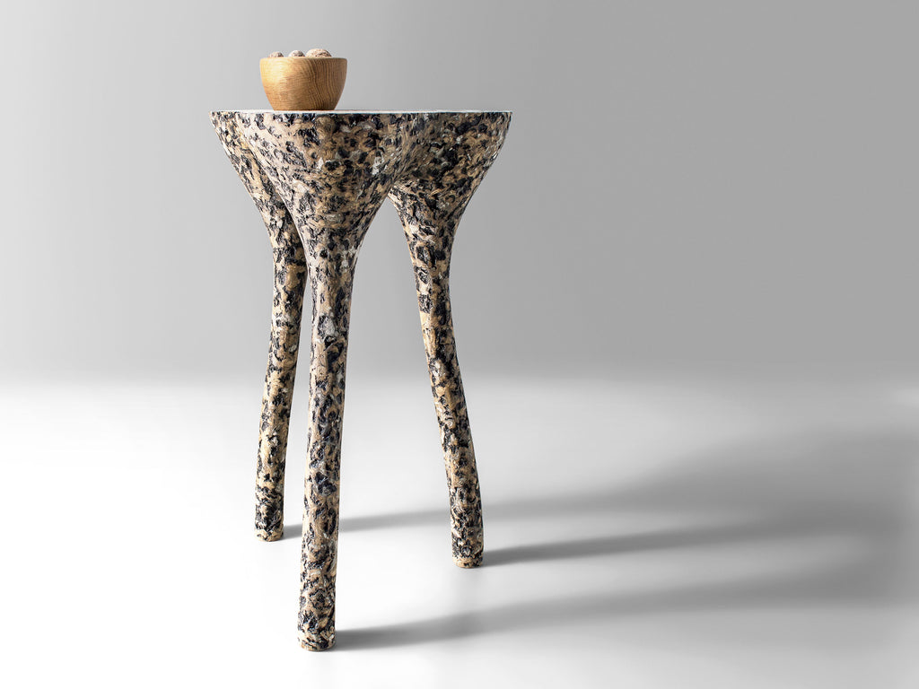 Rankų darbo aukštas staliukas „TRIPOD“ margas