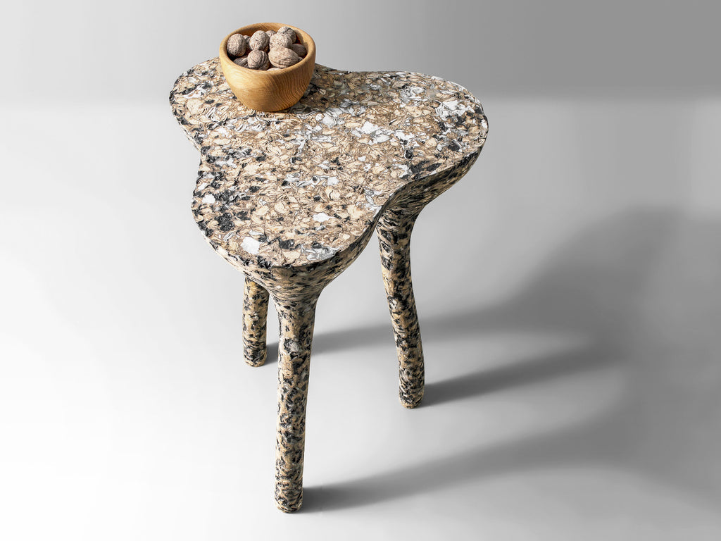 Rankų darbo aukštas staliukas „TRIPOD“ margas