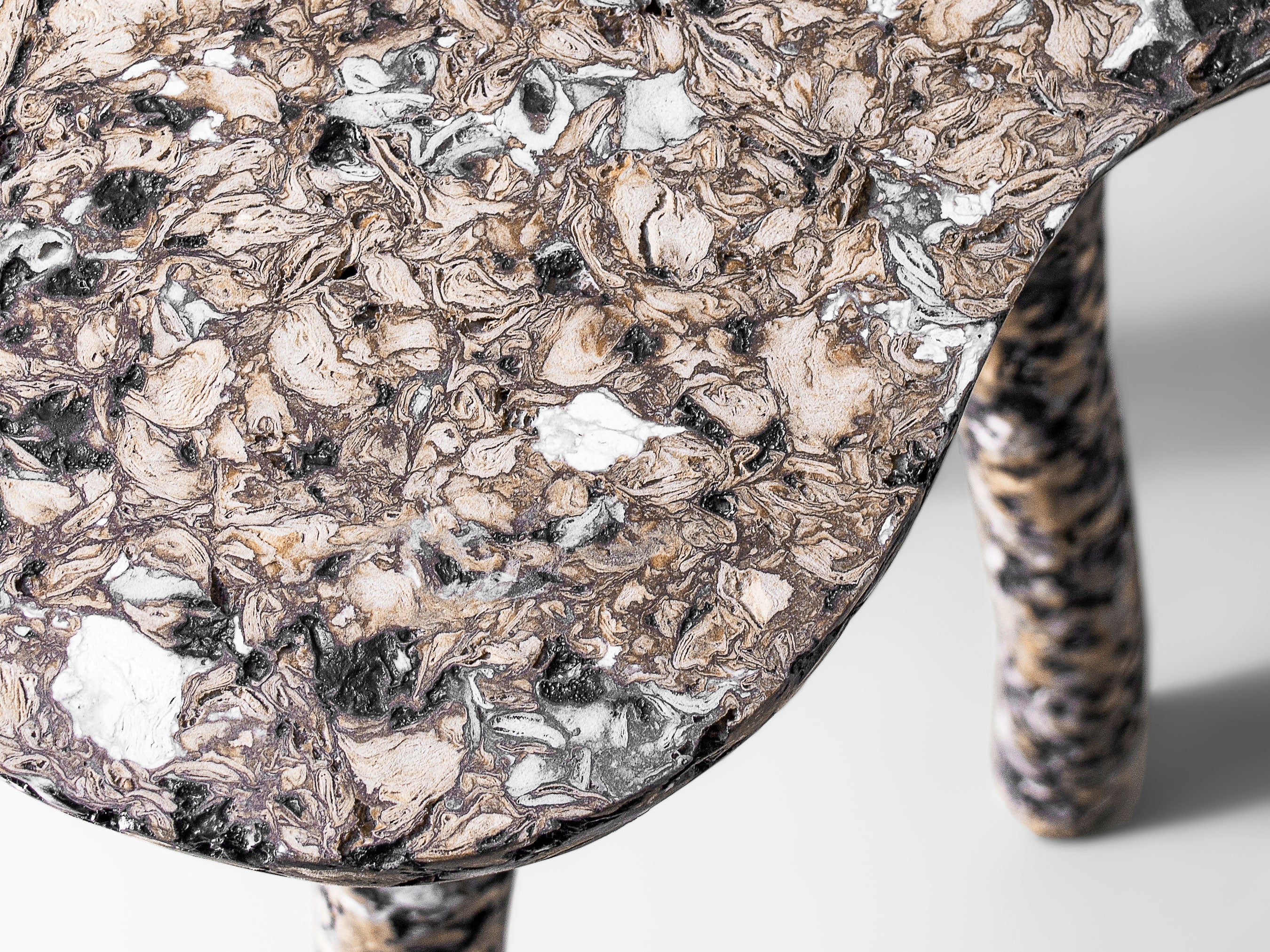 Rankų darbo aukštas staliukas „TRIPOD“ margas