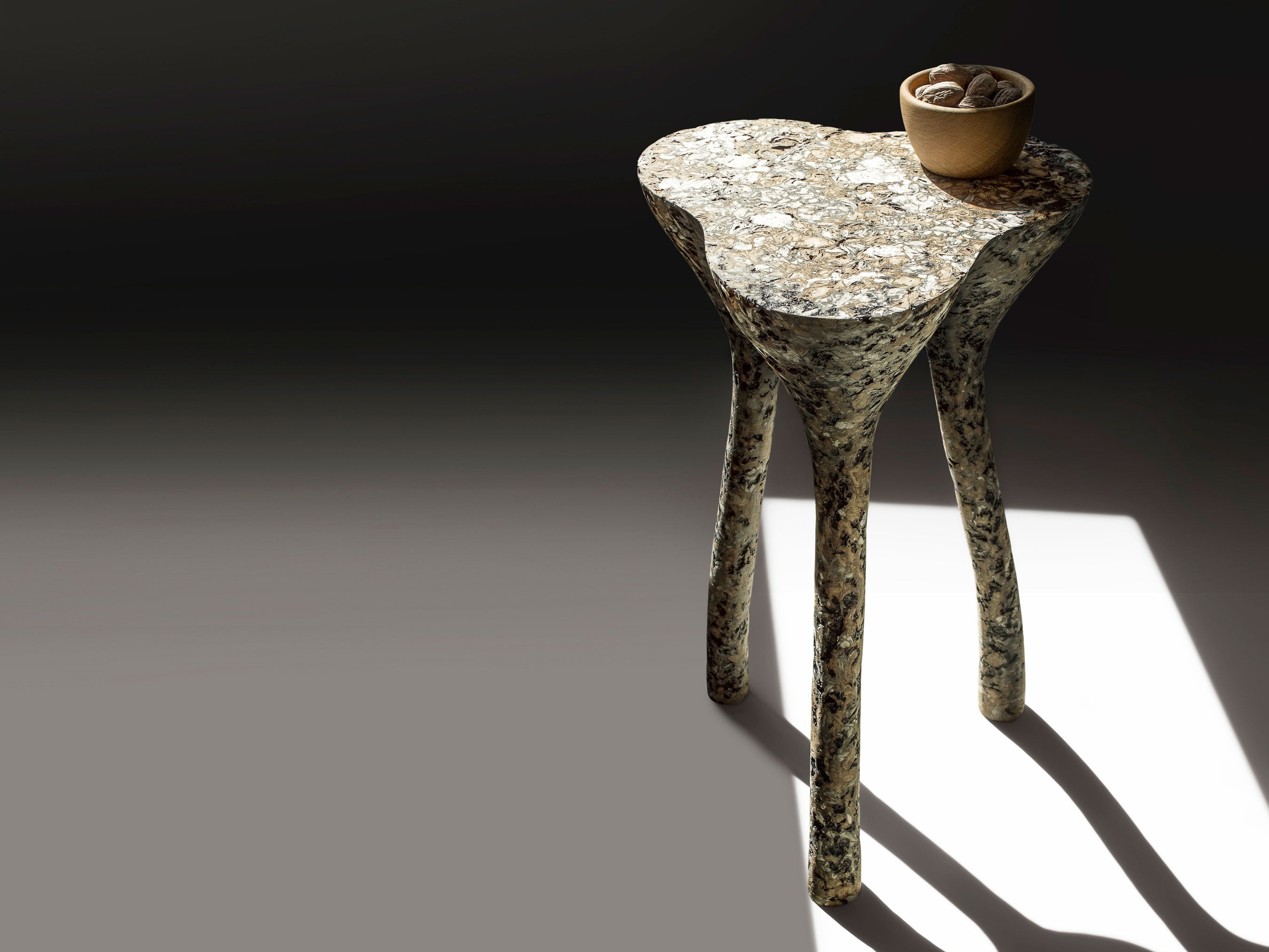 Rankų darbo aukštas staliukas „TRIPOD“ margas