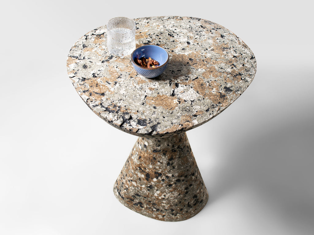 Rankų darbo šoninis staliukas „MOTTLED“ margas