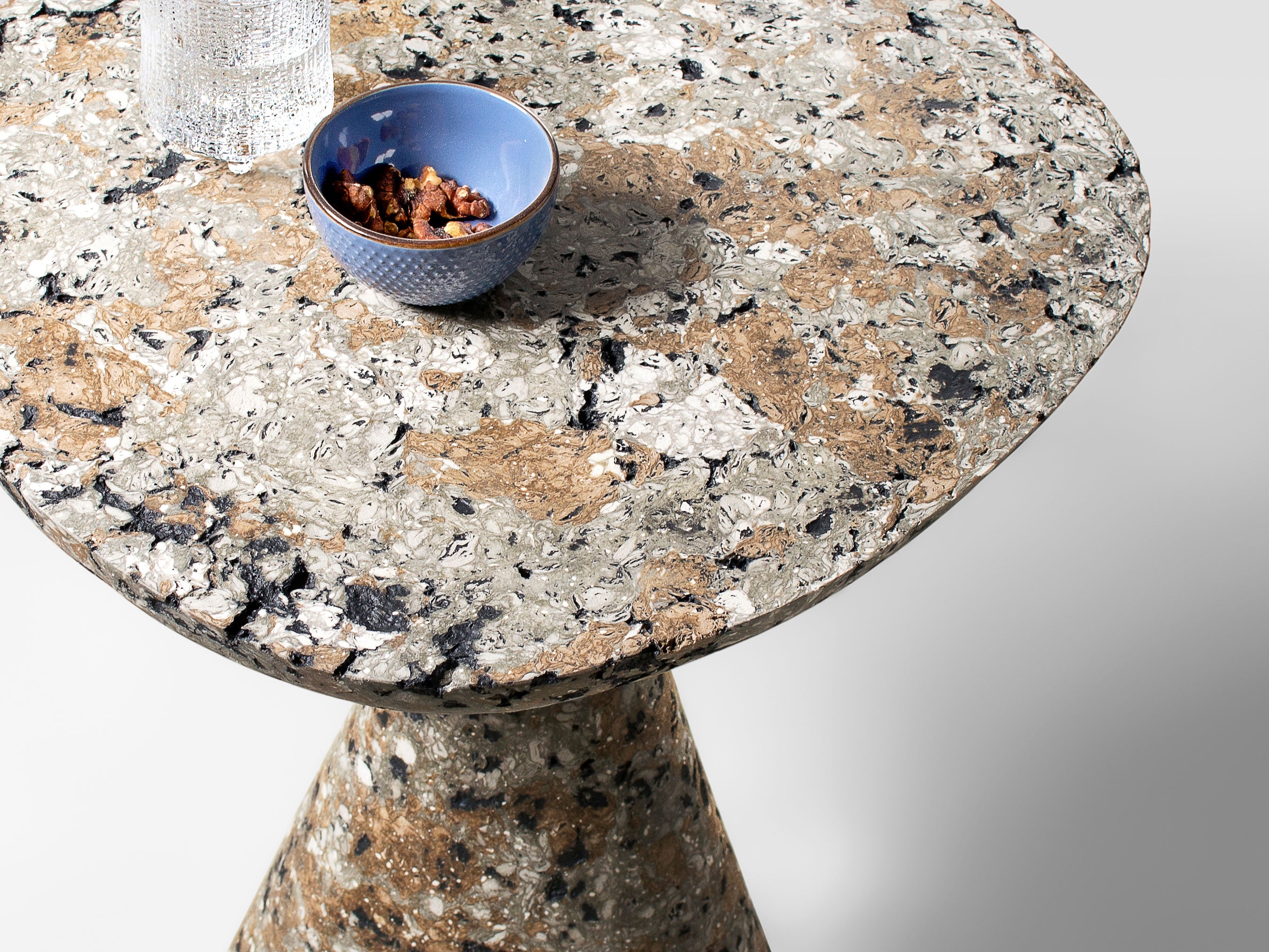 Rankų darbo šoninis staliukas „MOTTLED“ margas