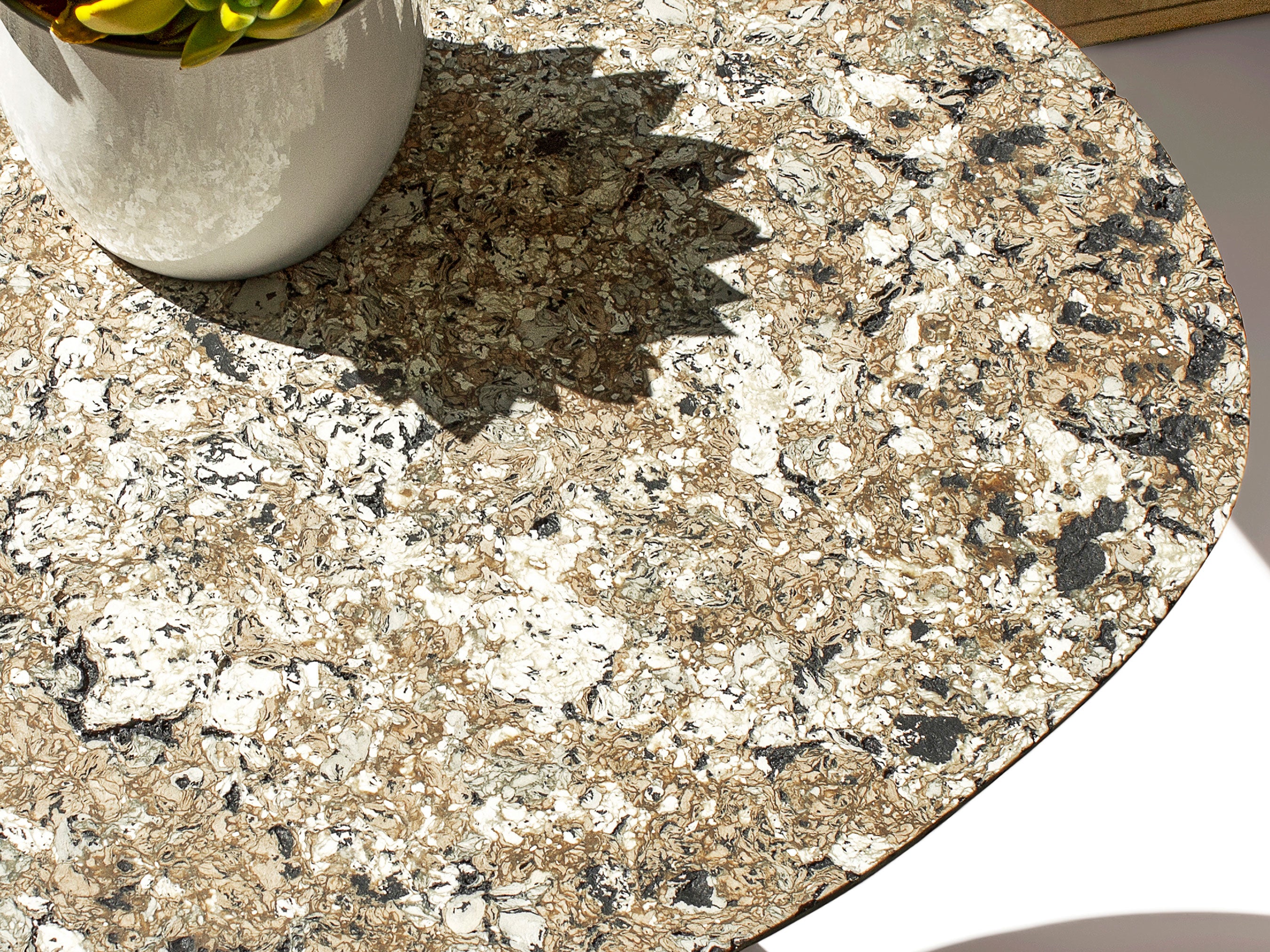 Rankų darbo šoninis staliukas „MOTTLED“ margas