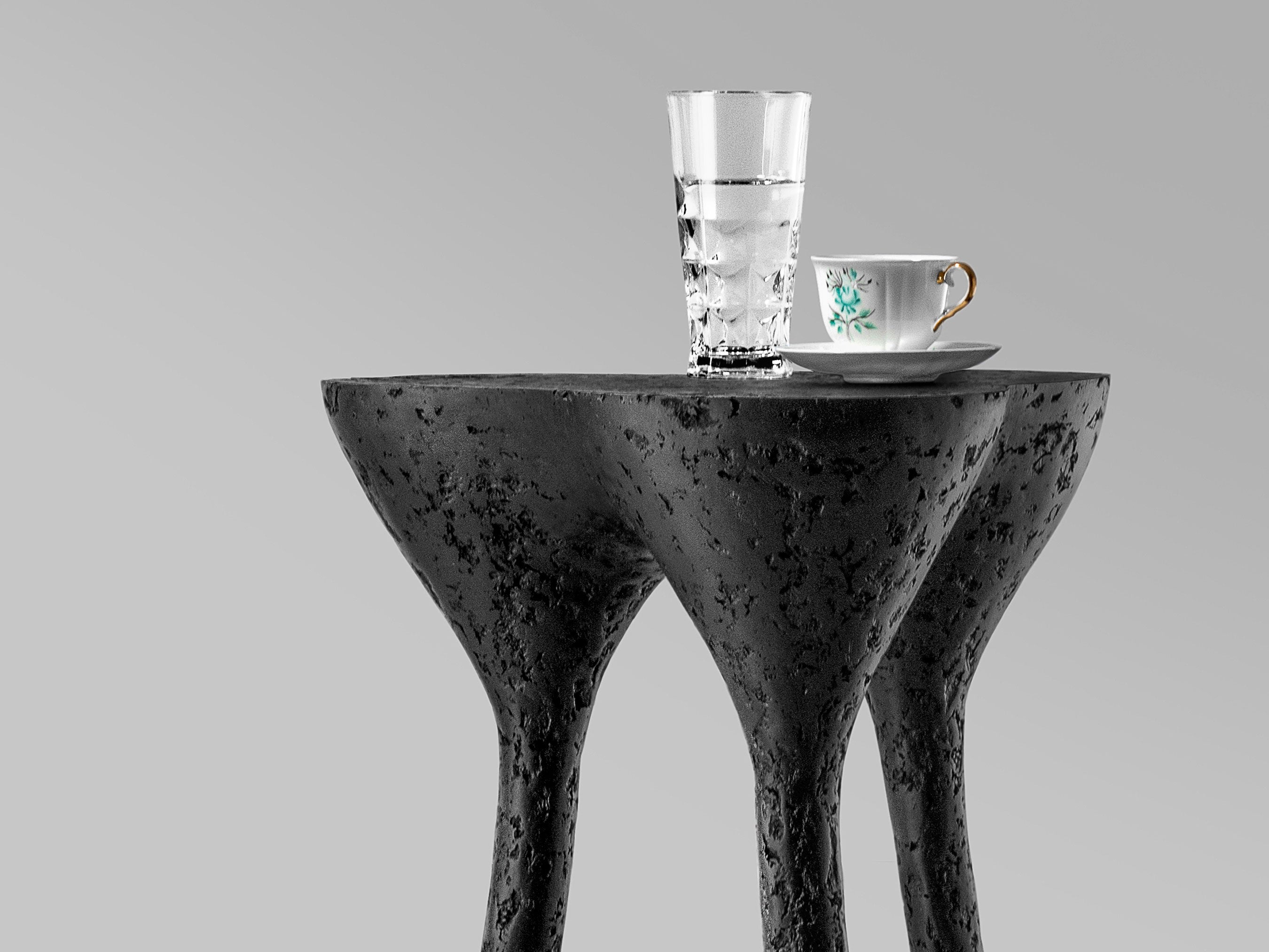 Rankų darbo aukštas staliukas „TRIPOD“ juodas