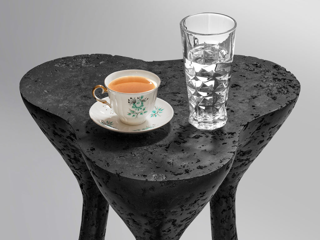 Rankų darbo aukštas staliukas „TRIPOD“ juodas