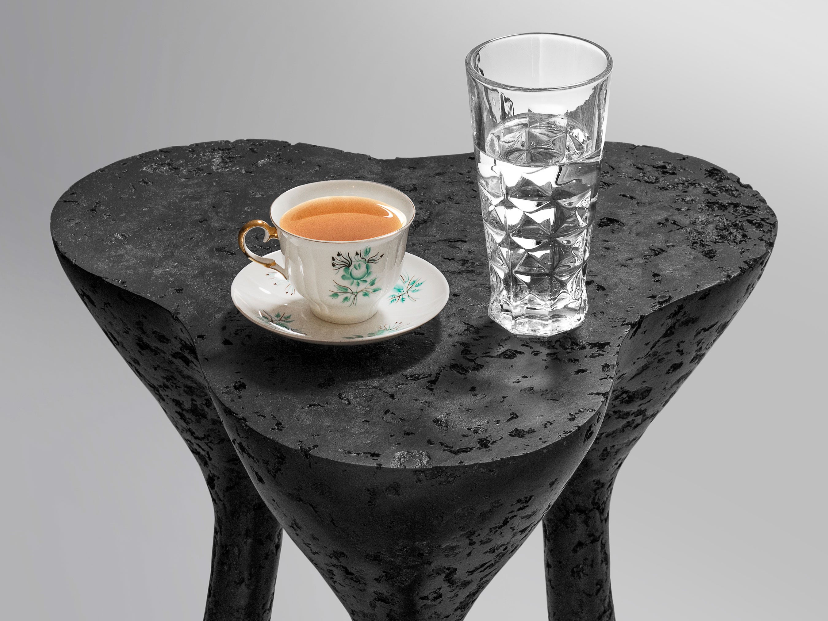 Rankų darbo aukštas staliukas „TRIPOD“ juodas