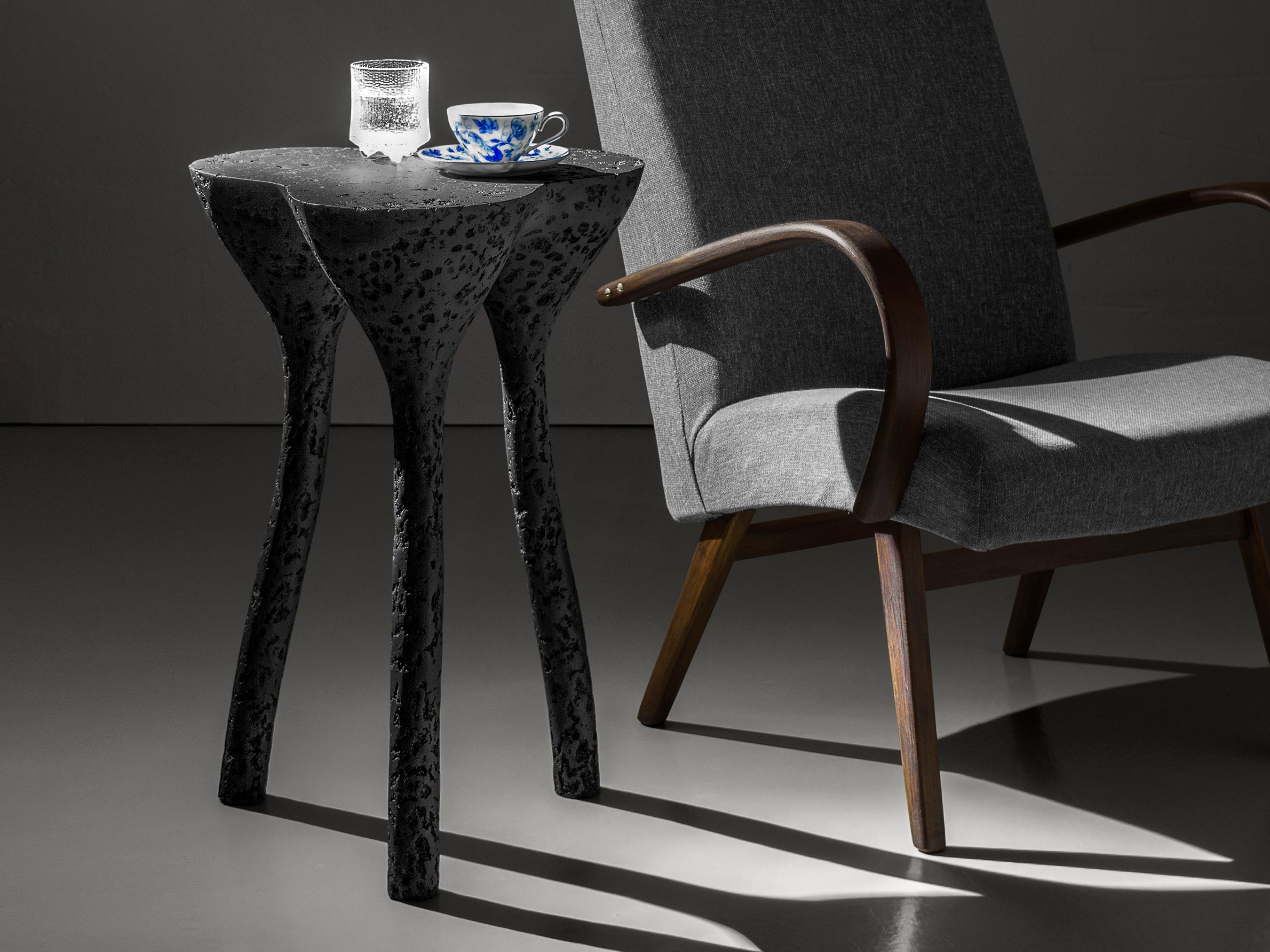 Rankų darbo aukštas staliukas „TRIPOD“ juodas