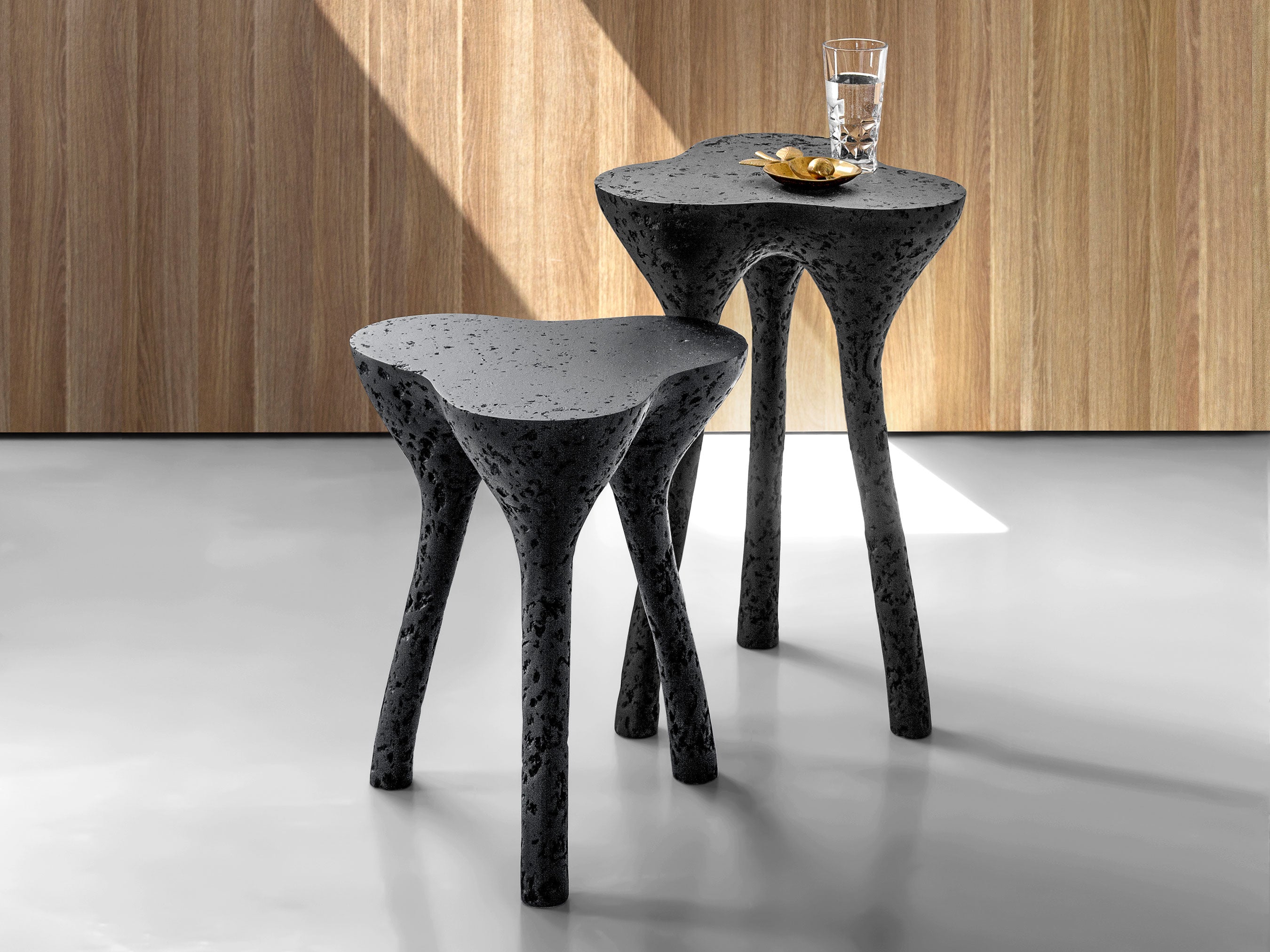 Rankų darbo aukštas staliukas juodas