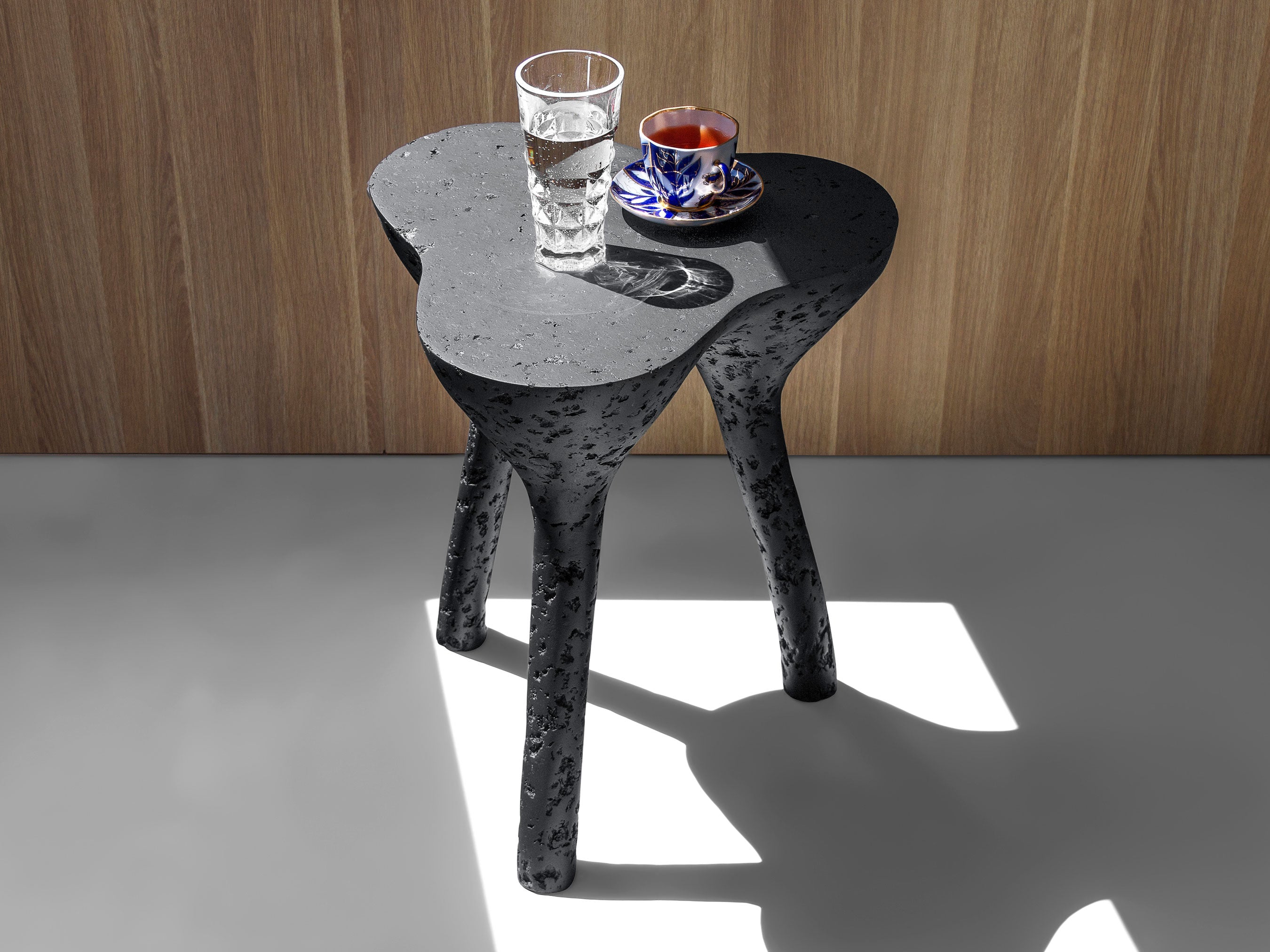 Rankų darbo žemas staliukas juodas