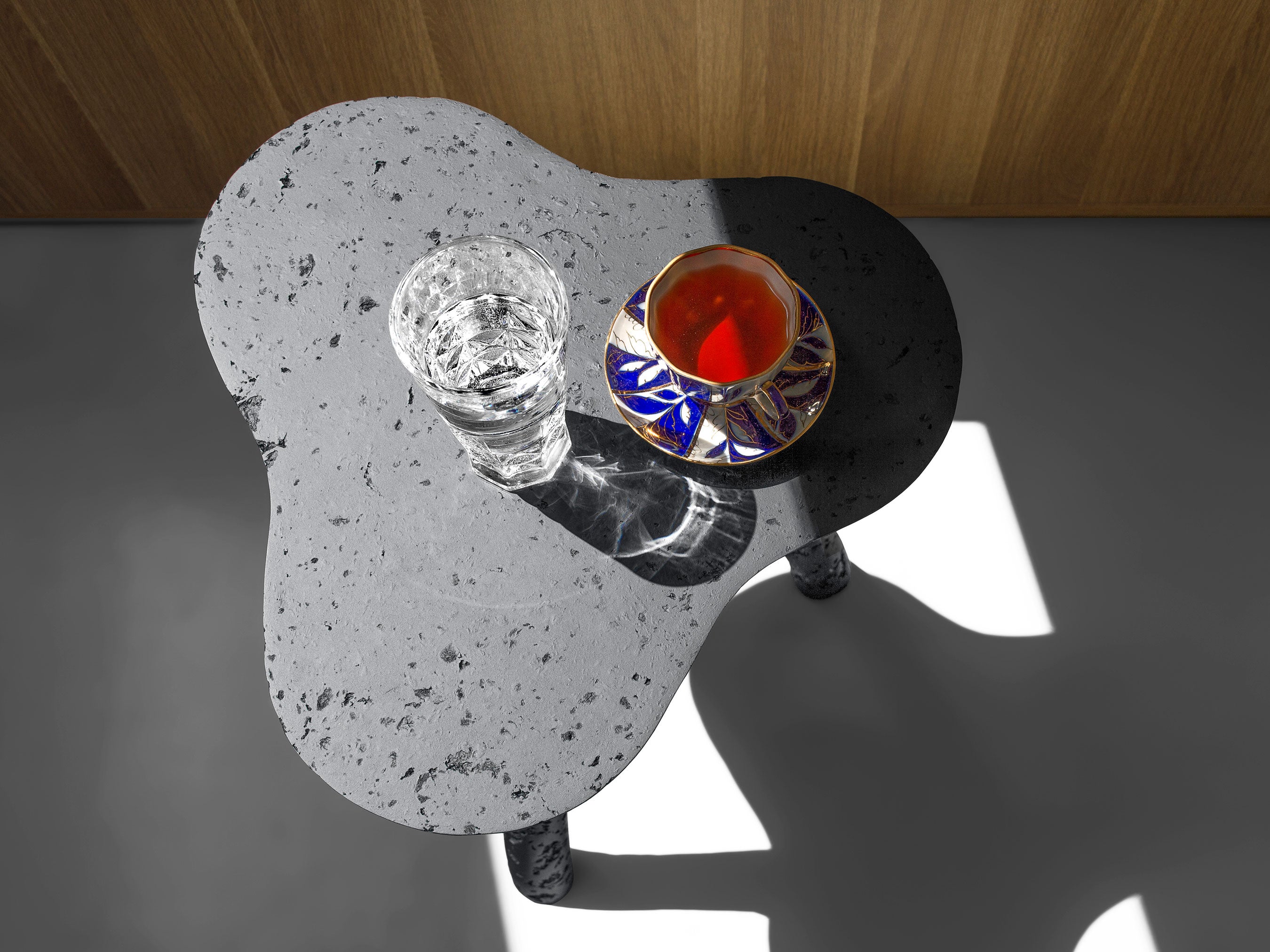 Rankų darbo žemas staliukas „TRIPOD“ juodas