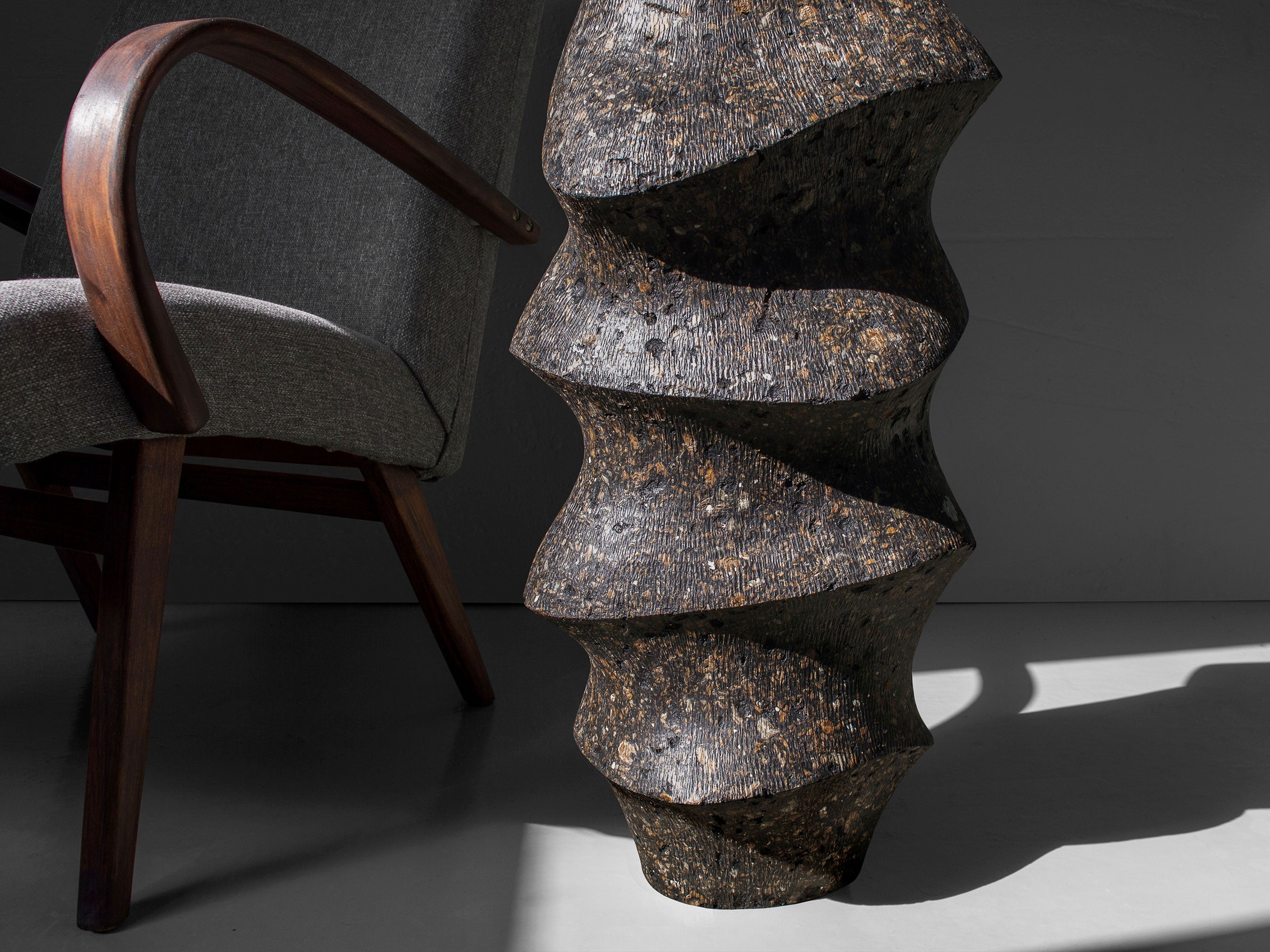 Marga skulptūrinė vaza