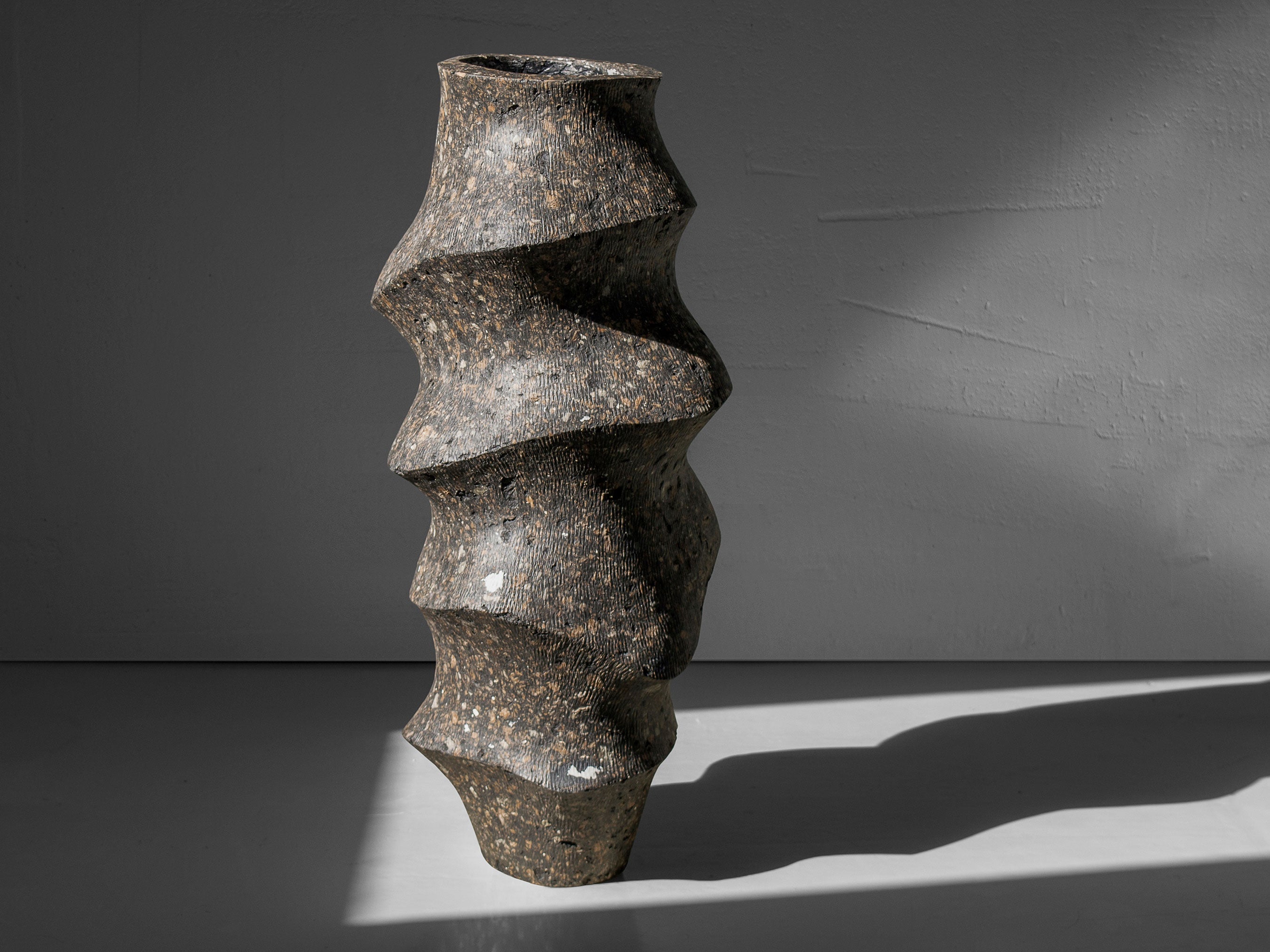 Marga skulptūrinė vaza