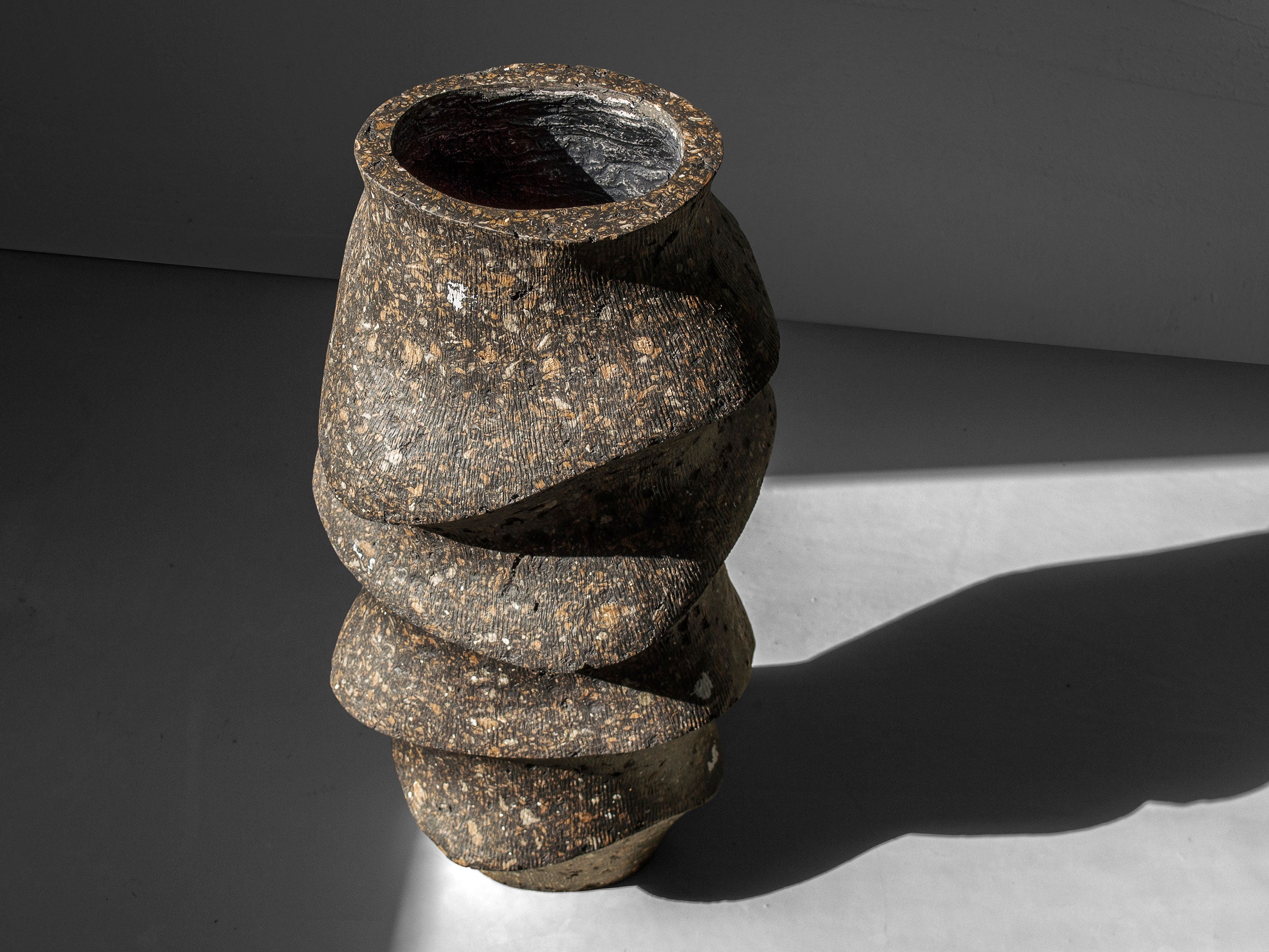 Marga skulptūrinė vaza