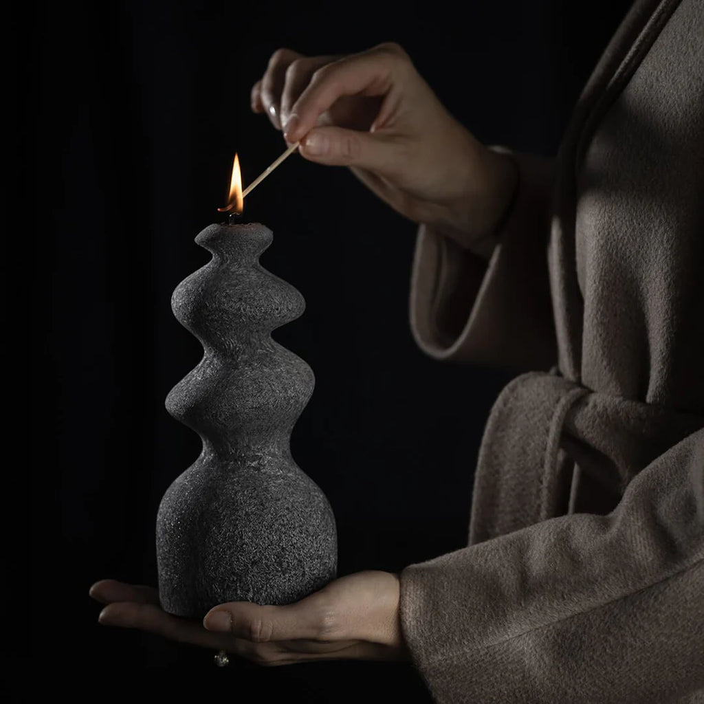 Antracito spalvos žvakė „KARALIENĖ BARBORA“