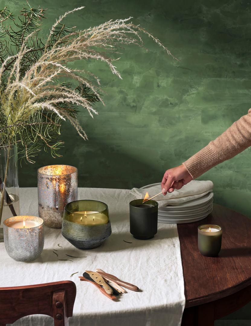 Balzamo ir kedro aromato spragsinti stiklinė žvakė, žalia