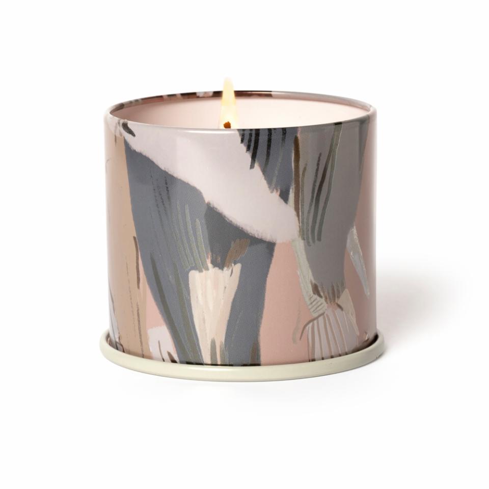 Kokosų pieno ir mango kvapo žvakė metalinėje dėžutėje