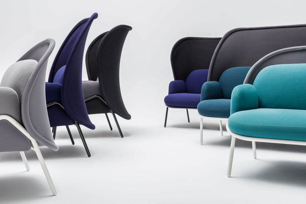 Stilinga sofa su apgaubiančiu atlošu