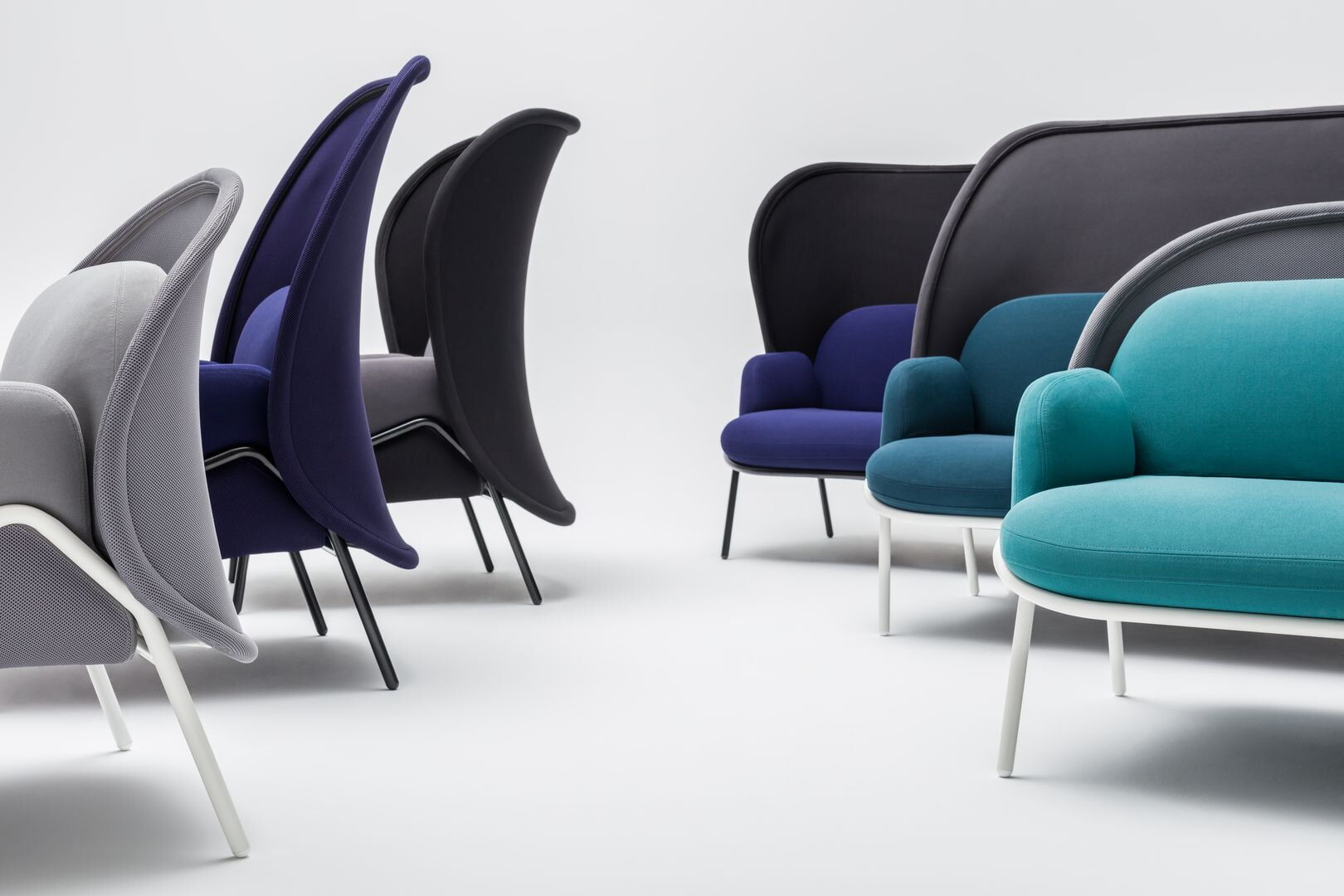 Stilinga sofa su apgaubiančiu atlošu