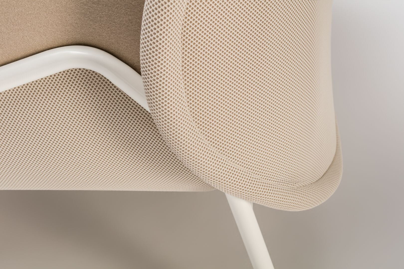 Stilinga sofa su apgaubiančiu atlošu