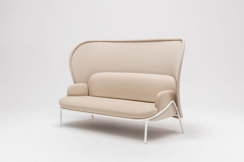 Stilinga sofa su apgaubiančiu atlošu