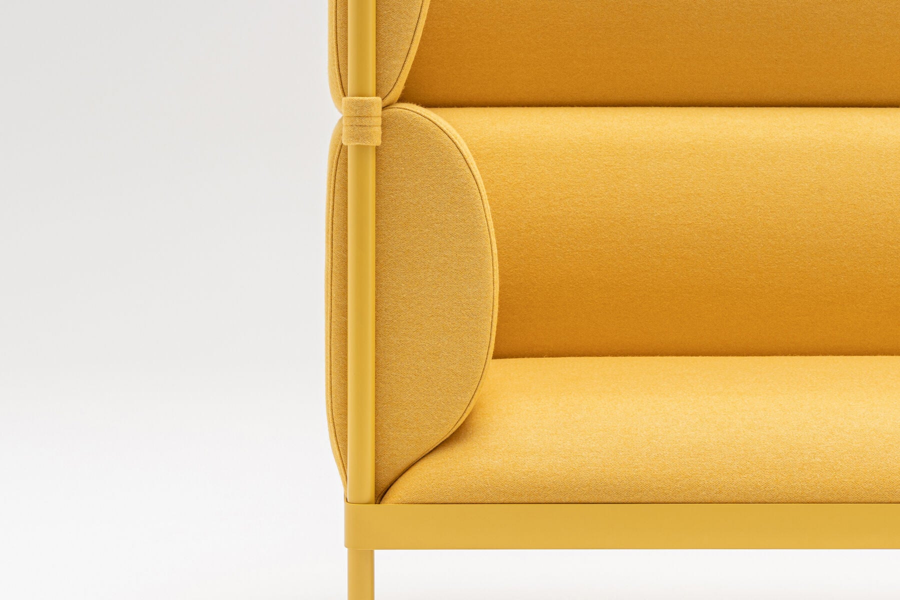 Sofa aukštu atlošu (Įvairių audinių ir spalvų)