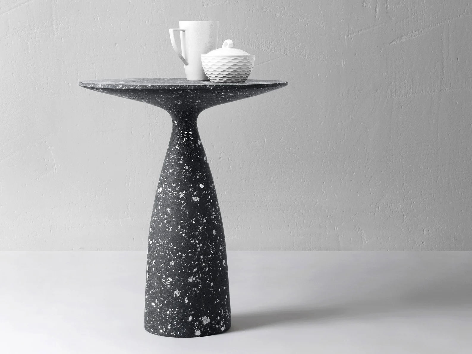 Juodas margas kavos staliukas