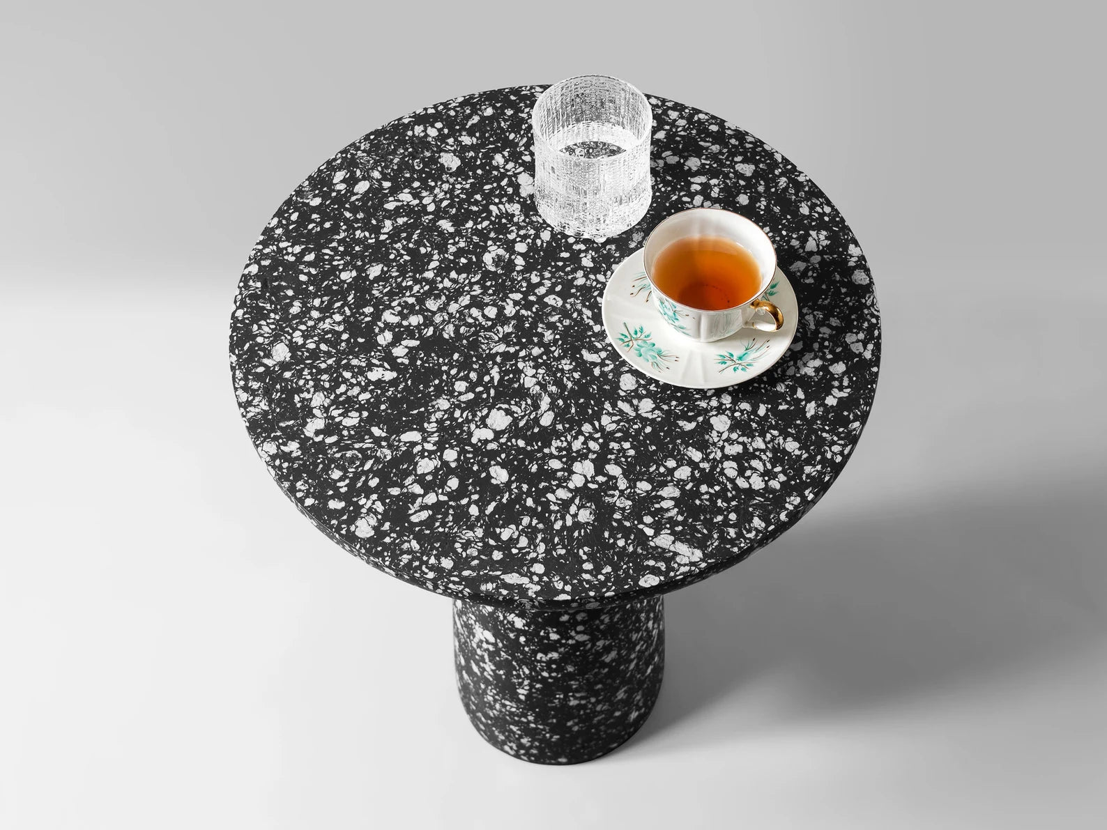 Juodas margas kavos staliukas