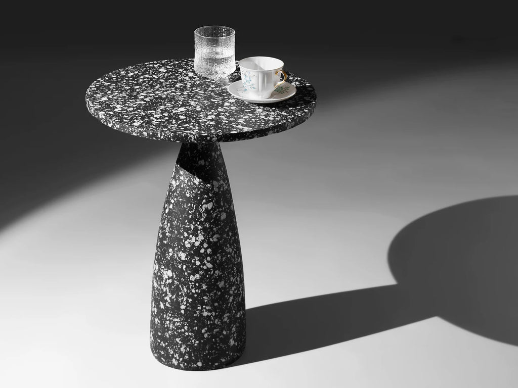 Juodas margas kavos staliukas