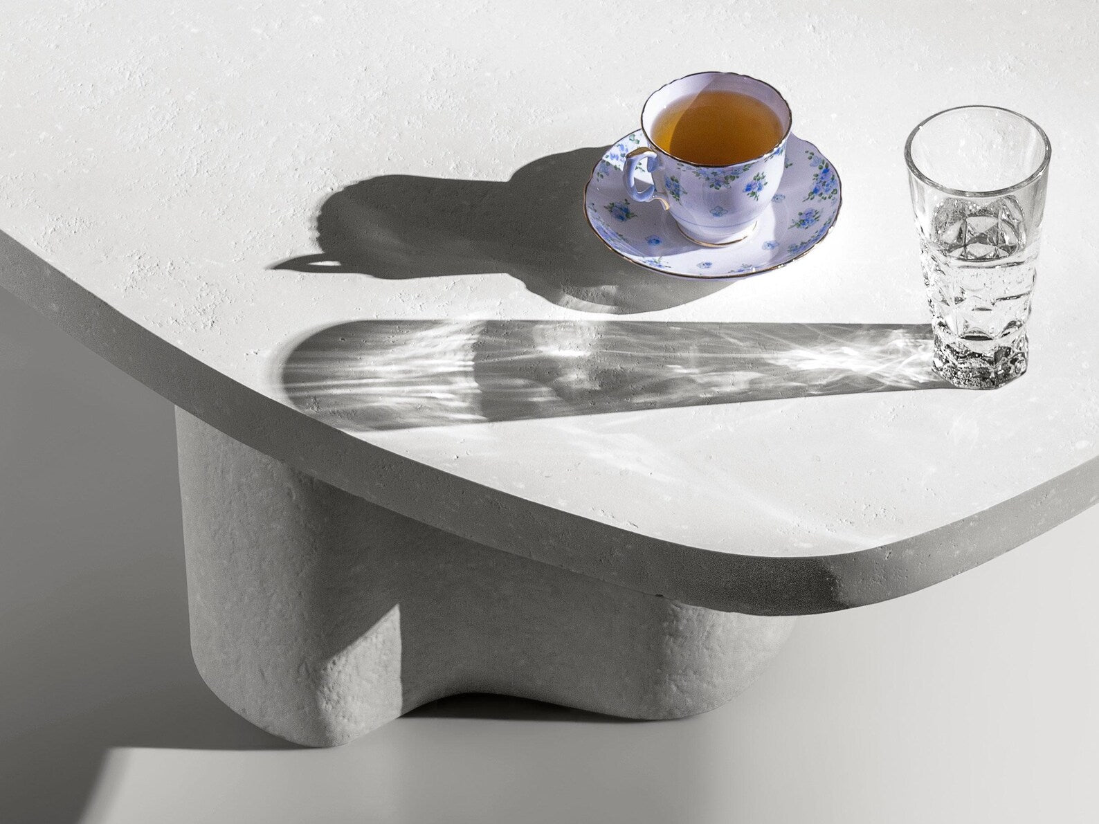 Stilingas kavos stalelis