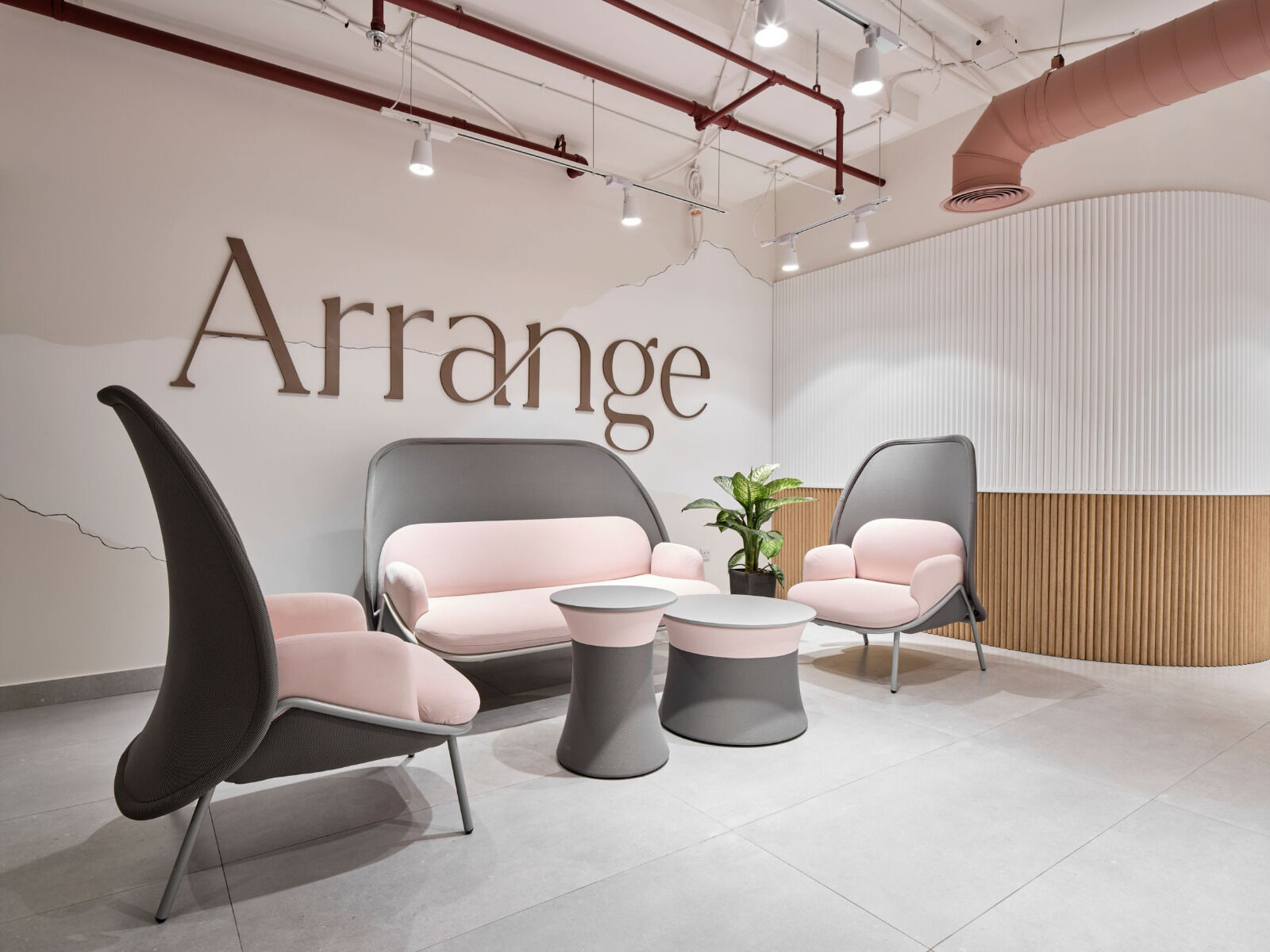 Stilinga sofa su apgaubiančiu atlošu