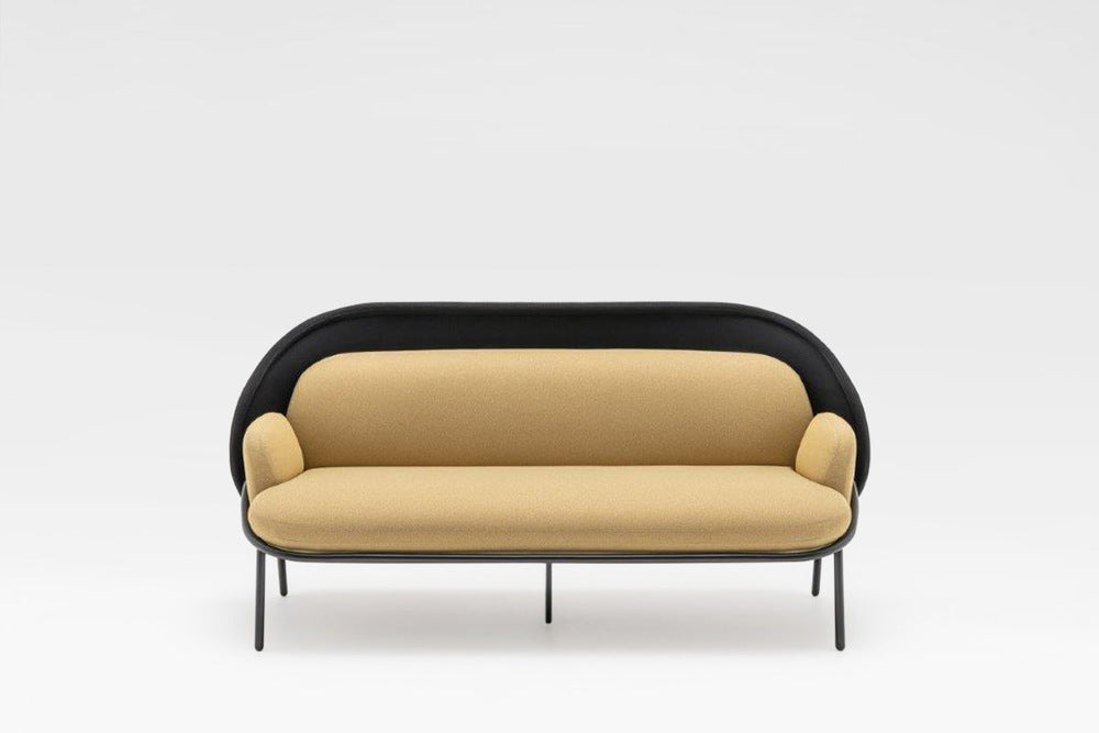 Stilinga sofa su apgaubiančiu atlošu