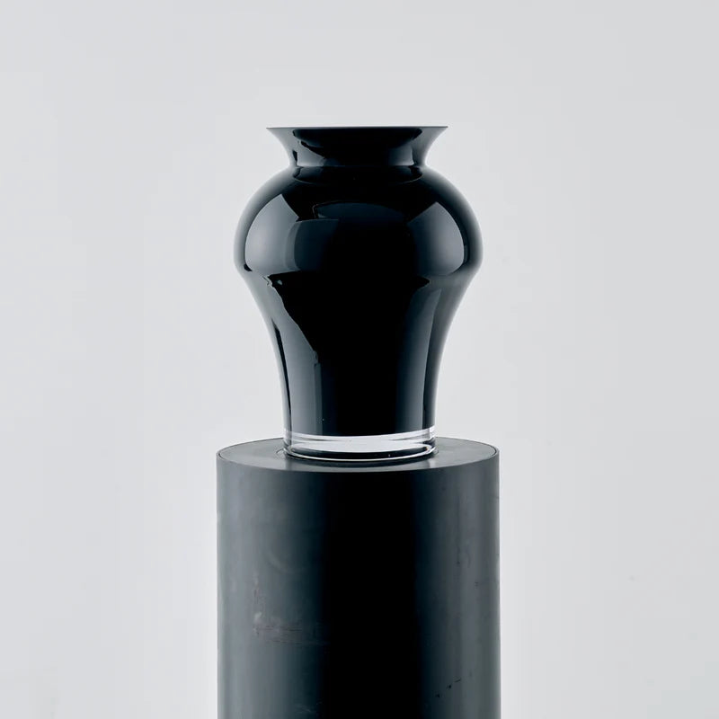Juoda stiklo vaza