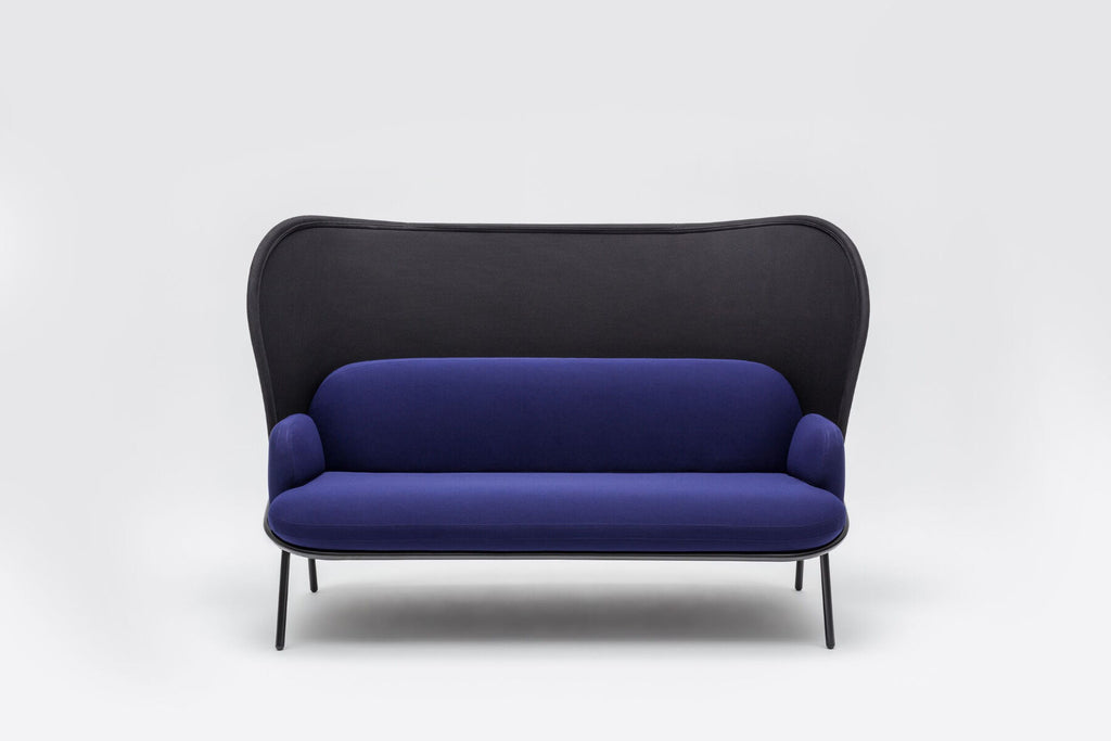 Stilinga sofa su apgaubiančiu atlošu
