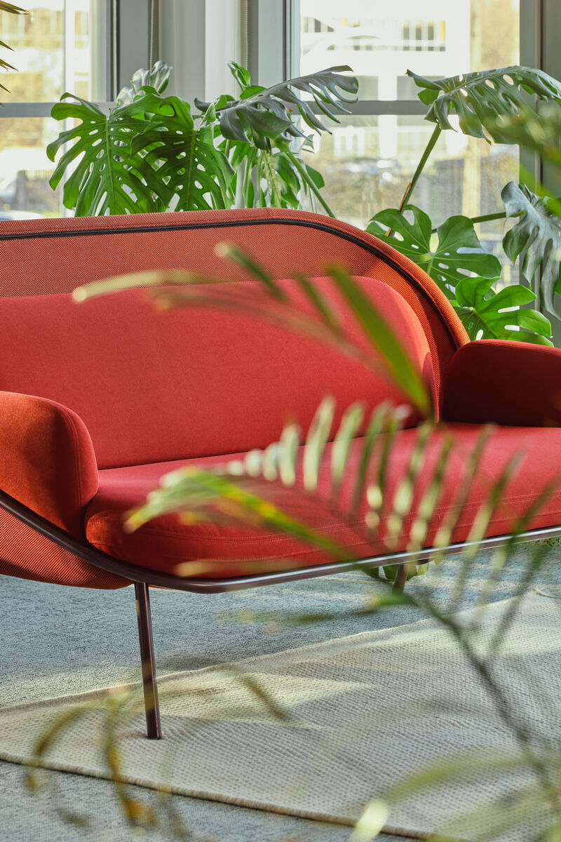 Stilinga sofa su apgaubiančiu atlošu