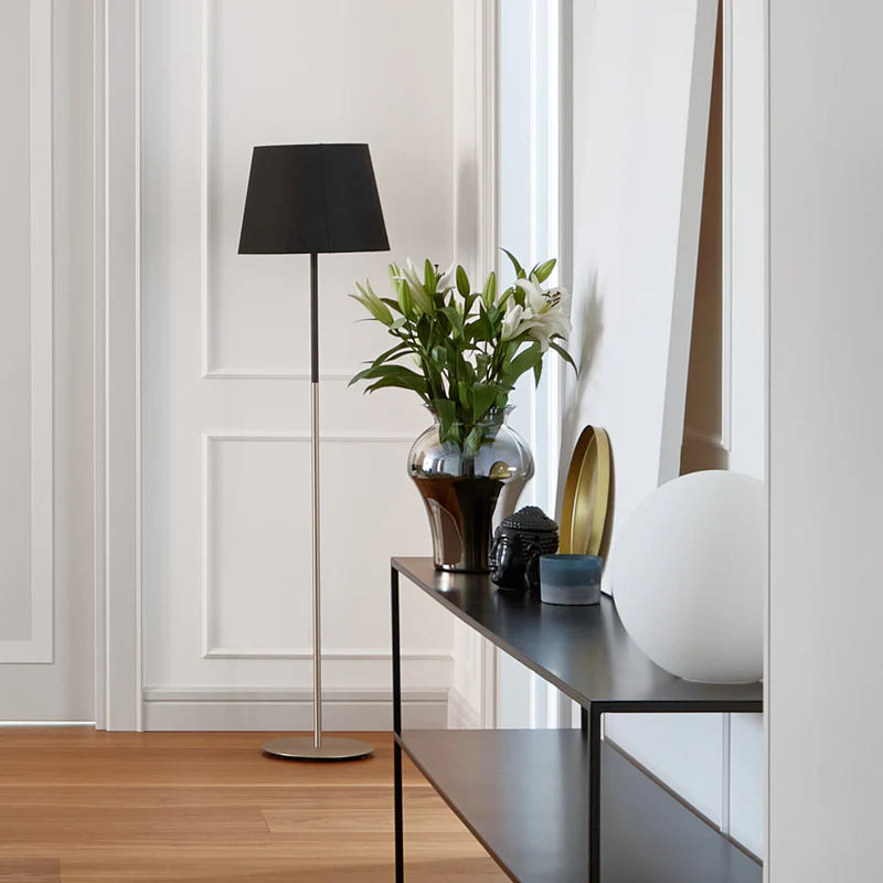 Prabangi sidabro spalvos vaza