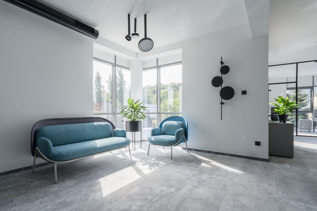 Stilinga sofa su apgaubiančiu atlošu